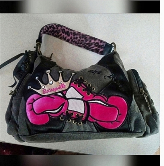 SUPER RARE HTF VINTAGE BETSEY JOHNSON QUEEN OF THE RING SATCHEL - Picture 1 of 6